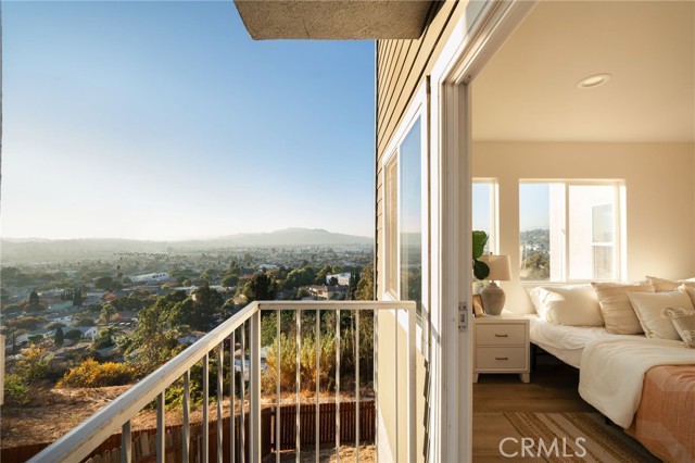 Detail Gallery Image 30 of 32 For 2397 Yorkshire Dr, Los Angeles,  CA 90065 - 3 Beds | 2/1 Baths