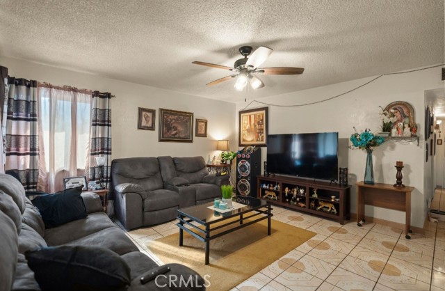 Detail Gallery Image 3 of 18 For 232 Rodriguez Ave, Shafter,  CA 93263 - 3 Beds | 1 Baths