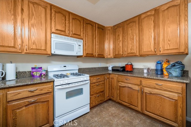 73255 Two Mile Road, 29 Palms CA: https://media.crmls.org/medias/464c1786-8b80-4aba-82a4-aeb59251b82e.jpg