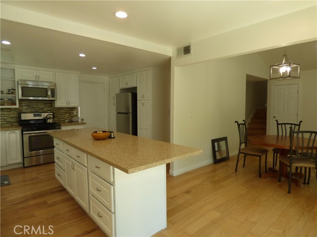 5650 Lake Lindero Drive, Agoura Hills CA: https://media.crmls.org/medias/464dd676-452a-4f53-b844-174e381ff1e5.jpg
