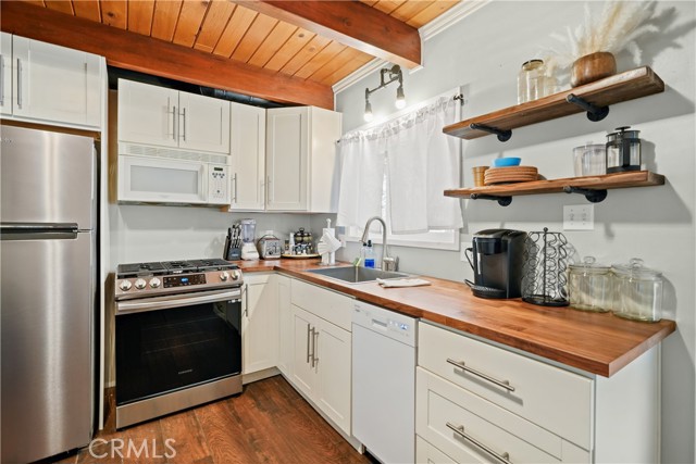 Detail Gallery Image 14 of 45 For 43032 Sunset Dr, Big Bear Lake,  CA 92315 - 3 Beds | 3 Baths