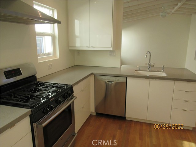 656 Rosecrans Avenue, Manhattan Beach, California 90266, 3 Bedrooms Bedrooms, ,1 BathroomBathrooms,Residential,Sold,Rosecrans,SB22143414