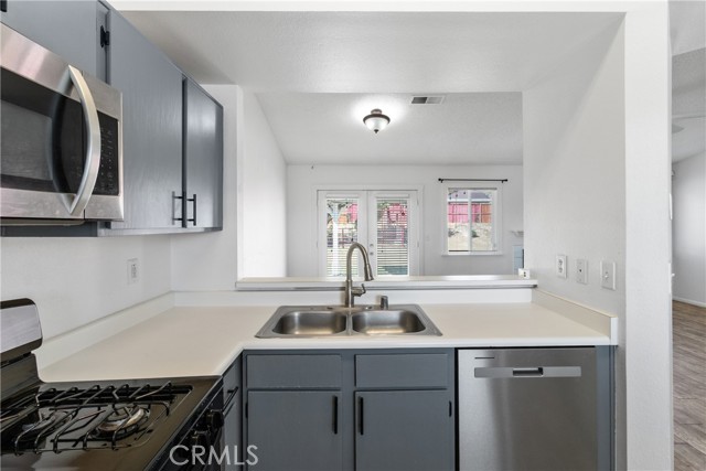 Detail Gallery Image 10 of 21 For 1049 Barrington, Rosamond,  CA 93560 - 3 Beds | 2 Baths