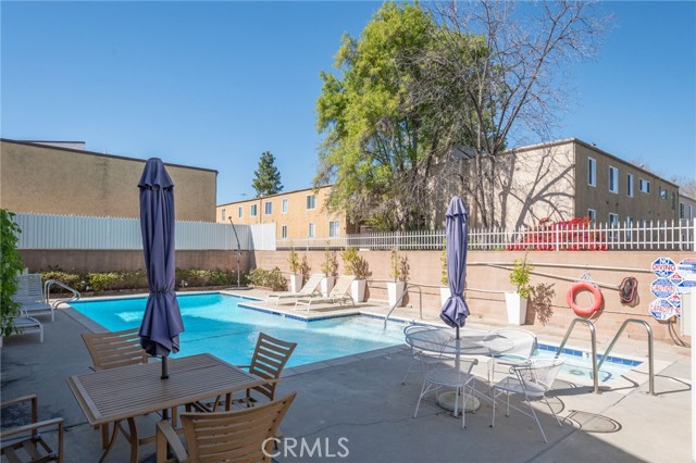 Detail Gallery Image 24 of 26 For 18319 Collins, Tarzana,  CA 91356 - 2 Beds | 3 Baths