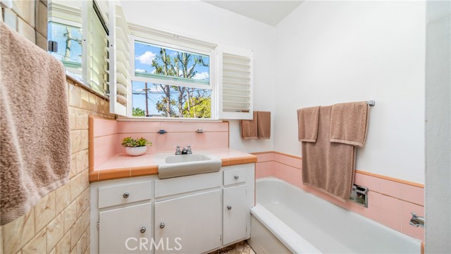 Detail Gallery Image 8 of 14 For 10449 Gloria Ave, Granada Hills,  CA 91344 - 3 Beds | 2 Baths