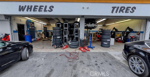 900 S San Fernando Boulevard, Burbank CA: https://media.crmls.org/medias/46591700-330a-43da-84a0-db7c6034305f.jpg