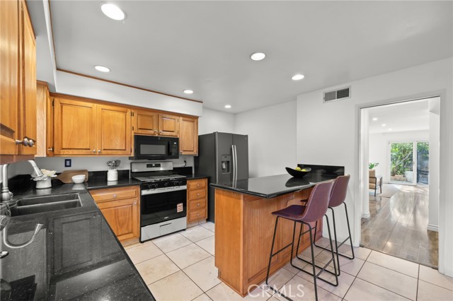 Detail Gallery Image 15 of 45 For 5017 Cartwright #3,  North Hollywood,  CA 91601 - 4 Beds | 2/1 Baths