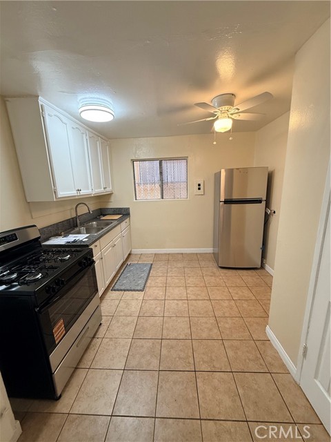 426 E 79th Street, Florence CA: https://media.crmls.org/medias/465e1677-589f-410a-957b-10c6a636cbe7.jpg