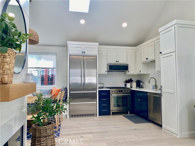 Detail Gallery Image 3 of 8 For 212 1/2 Garnet Ave, Newport Beach,  CA 92662 - 2 Beds | 2 Baths