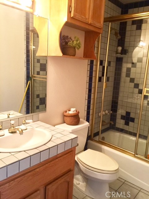 Full Hallway Bath Upstairs