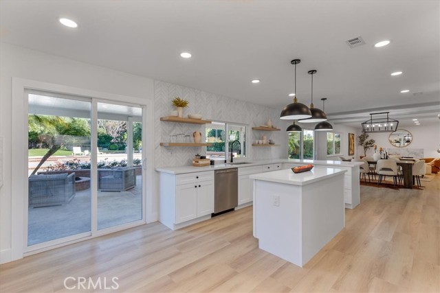 Detail Gallery Image 10 of 49 For 10900 Remmet Ave, Chatsworth,  CA 91311 - 5 Beds | 3 Baths