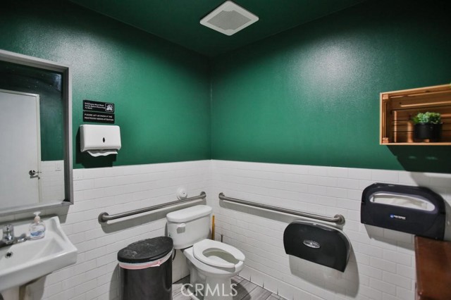 400 Disney Way, Anaheim CA: https://media.crmls.org/medias/4664becc-40e8-48a4-9f0f-9e1f5ba7c8bb.jpg