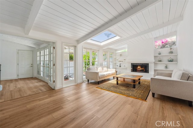 Detail Gallery Image 2 of 23 For 4950 Dunman Ave, Woodland Hills,  CA 91364 - 5 Beds | 3 Baths