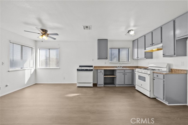 Detail Gallery Image 13 of 26 For 38501 Larkin Ave #4,  Palmdale,  CA 93550 - 2 Beds | 1 Baths