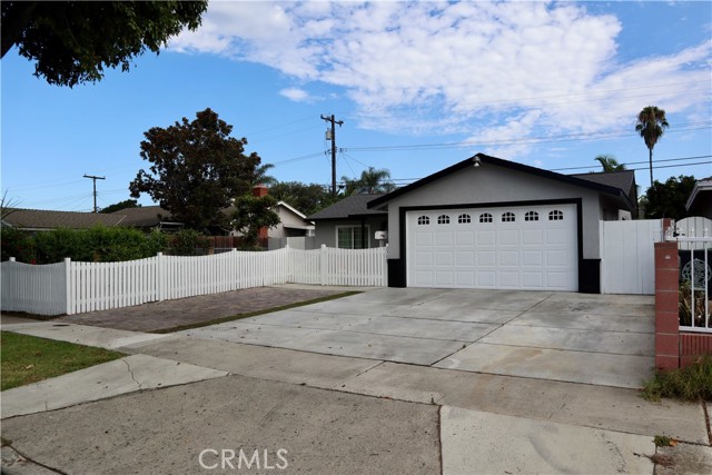 2309 W Anahurst Place, Santa Ana CA: https://media.crmls.org/medias/466a6538-3c45-4c35-a669-1223c58ffe5c.jpg