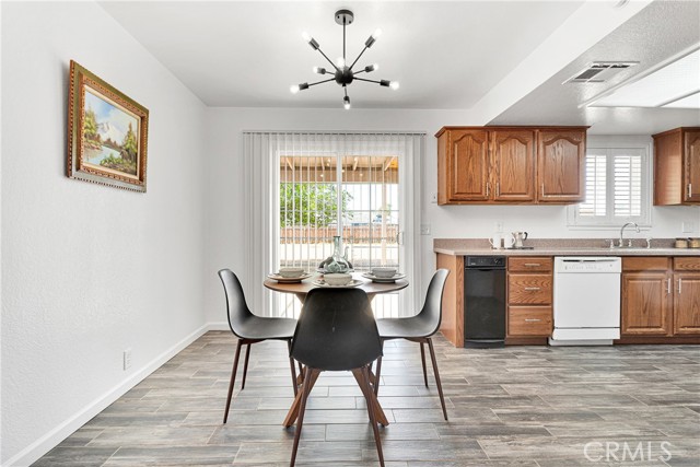 Detail Gallery Image 9 of 36 For 22331 Ramona Ave, Apple Valley,  CA 92307 - 3 Beds | 2 Baths
