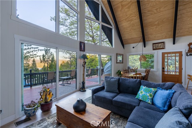 553 Pioneer Road, Lake Arrowhead CA: https://media.crmls.org/medias/4670b055-de87-4d8d-bc50-0219c329875d.jpg