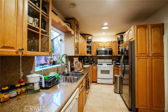 Detail Gallery Image 9 of 16 For 12413 Westminster Ave, Los Angeles,  CA 90066 - 6 Beds | 6/2 Baths