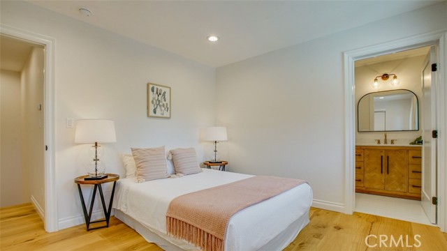 Detail Gallery Image 26 of 57 For 22914 Gershwin Dr, Woodland Hills,  CA 91364 - 5 Beds | 4/1 Baths