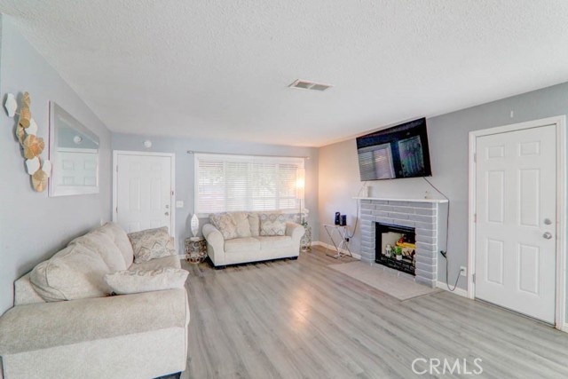 Detail Gallery Image 7 of 28 For 17152 Schollview Ave, Palmdale,  CA 93591 - 4 Beds | 2 Baths