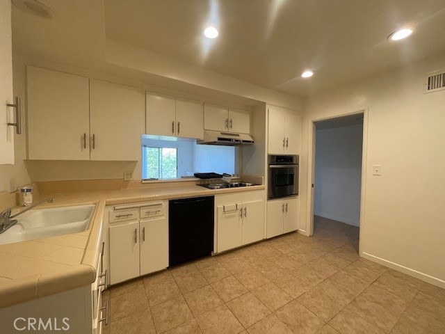 Detail Gallery Image 2 of 15 For 1349 Shadow Lane 218 (J),  Fullerton,  CA 92831 - 2 Beds | 2 Baths