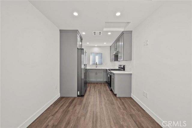 Detail Gallery Image 8 of 18 For 10558 Laurel Canyon Blvd, Pacoima,  CA 91331 - 5 Beds | 3 Baths