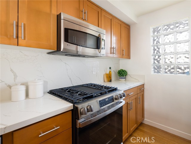Detail Gallery Image 13 of 37 For 10664 Wilkins Ave #202,  Los Angeles,  CA 90024 - 2 Beds | 2/1 Baths