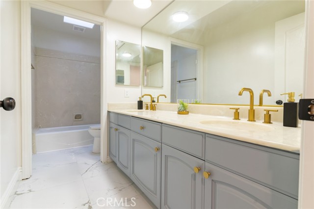 Detail Gallery Image 35 of 61 For 19300 Yolie Ln, Tarzana,  CA 91356 - 5 Beds | 3/1 Baths