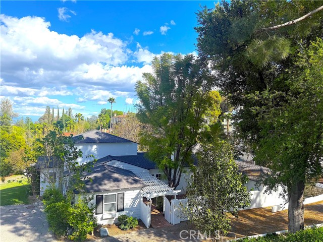 Detail Gallery Image 6 of 27 For 4800 Brewster Dr, Tarzana,  CA 91356 - 4 Beds | 4 Baths