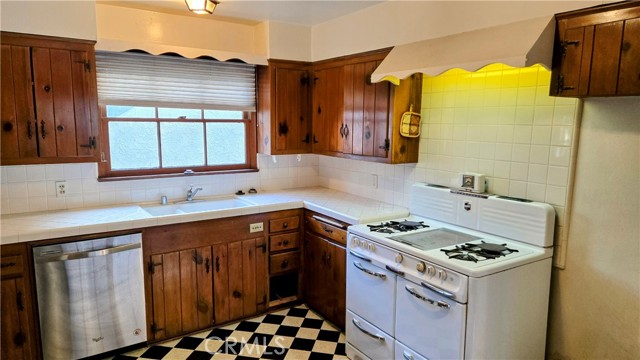 519 Poppy Avenue, Corona del Mar CA: https://media.crmls.org/medias/4680b87b-dd96-4b45-a6e8-43e0cb50eab5.jpg