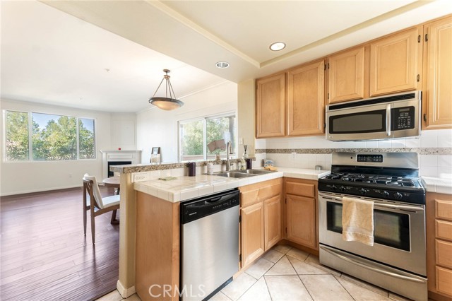 Detail Gallery Image 22 of 64 For 5220 #228 Premiere Hills Cir #228,  Woodland Hills,  CA 91364 - 2 Beds | 2/1 Baths