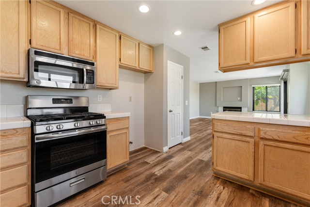 Detail Gallery Image 10 of 31 For 5809 Almond Valley Way, Lancaster,  CA 93536 - 4 Beds | 3 Baths