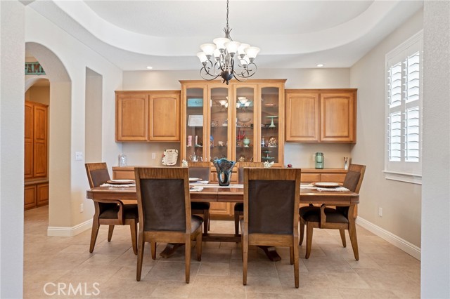 Detail Gallery Image 10 of 73 For 14260 Chinook Rd, Apple Valley,  CA 92307 - 5 Beds | 5/3 Baths