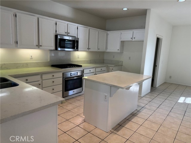 59 Eaglecreek, Irvine CA: https://media.crmls.org/medias/4686dba0-a73a-49dd-9e5f-2e2a4c124322.jpg