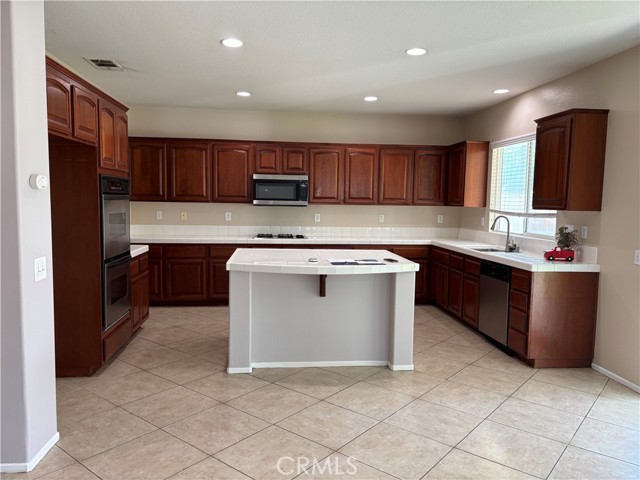 13847 Blue Ribbon Lane, Eastvale CA: https://media.crmls.org/medias/4689c3a5-60ea-4d83-9f7d-b2a33317a19f.jpg