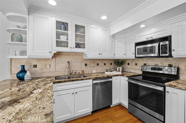 Detail Gallery Image 11 of 32 For 525 Vista Flora, Newport Beach,  CA 92660 - 3 Beds | 2/1 Baths