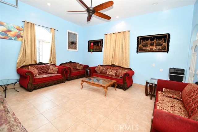 14105 Fonthill Avenue, Hawthorne CA: https://media.crmls.org/medias/469ad40c-c291-46e7-b028-2e02ec591dc1.jpg