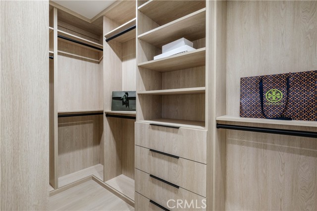 18852 Collins Street, Tarzana CA: https://media.crmls.org/medias/469d825b-71f5-4fe6-a21c-0ff76ad3ee2d.jpg