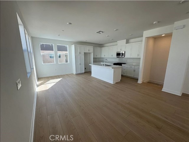 Detail Gallery Image 2 of 7 For 27425 Catalogue Way, Valencia,  CA 91381 - 4 Beds | 2/1 Baths