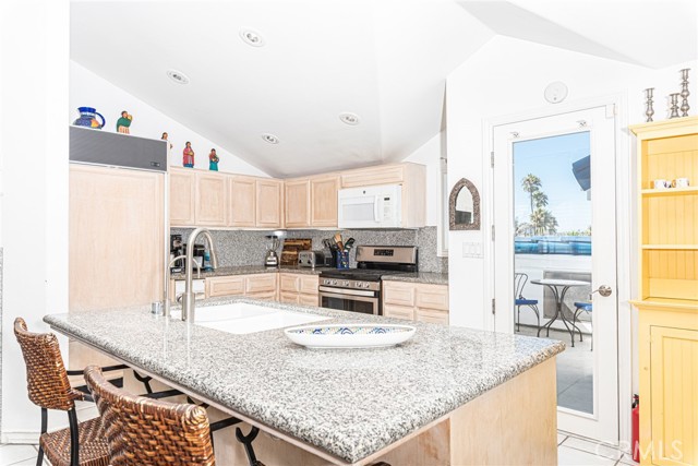Detail Gallery Image 3 of 28 For 1720 W Oceanfront #B,  Newport Beach,  CA 92663 - 2 Beds | 2/1 Baths