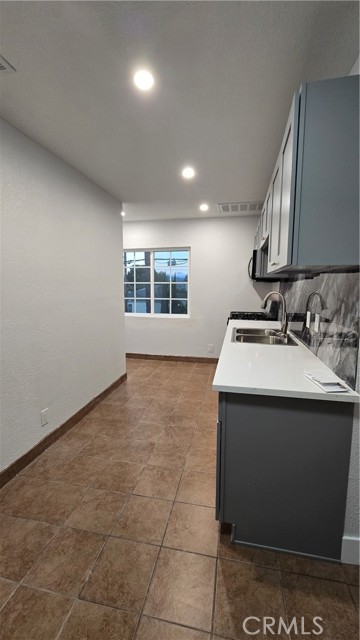 Detail Gallery Image 5 of 14 For 5803 Troost Ave, North Hollywood,  CA 91601 - 3 Beds | 1 Baths