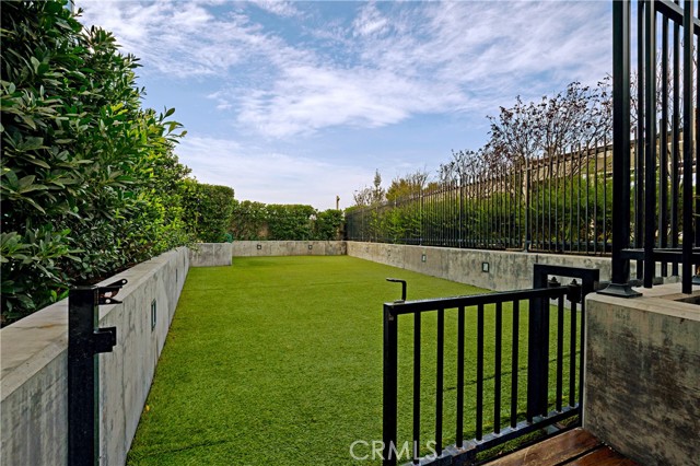 3785 Wilshire Boulevard, Los Angeles CA: https://media.crmls.org/medias/46b1ad8f-4858-4aa9-9aac-ec2a220109da.jpg