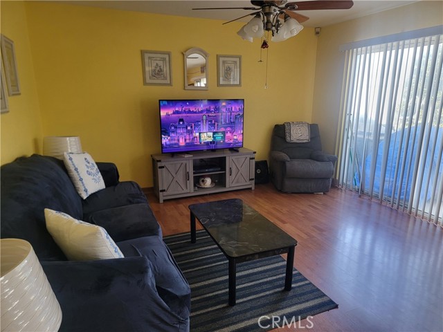 Detail Gallery Image 2 of 9 For 15750 Fiddleleaf Rd, Fontana,  CA 92337 - 4 Beds | 3/1 Baths