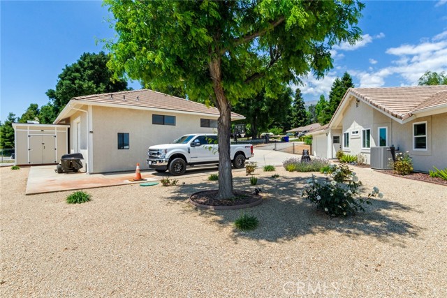 13288 Oak Crest Drive, Yucaipa CA: https://media.crmls.org/medias/46b46d4f-3e8e-4f0e-91bd-e4eeb846ecdf.jpg
