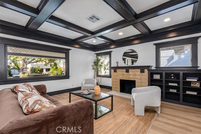 Detail Gallery Image 6 of 39 For 2274 W 21st St, Los Angeles,  CA 90018 - 4 Beds | 3 Baths