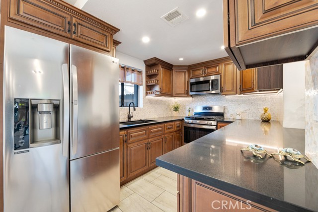 Detail Gallery Image 3 of 28 For 9635 Sepulveda Bld #1,  North Hills,  CA 91343 - 3 Beds | 2/1 Baths