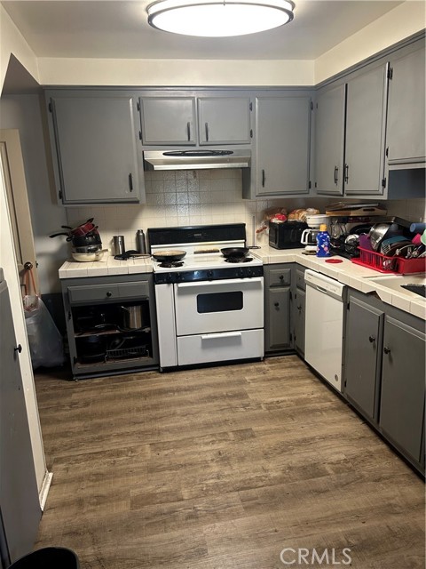 12532 Cranbrook Avenue, Hawthorne CA: https://media.crmls.org/medias/46b69dd9-4618-4dbd-837f-e76237cf67eb.jpg