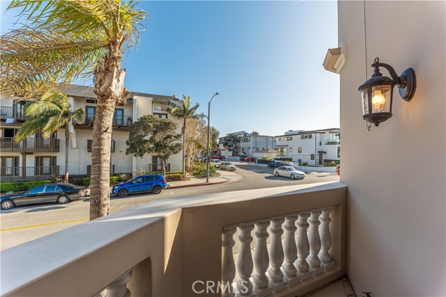 Detail Gallery Image 18 of 24 For 301 2nd, Hermosa Beach,  CA 90254 - 3 Beds | 3/1 Baths