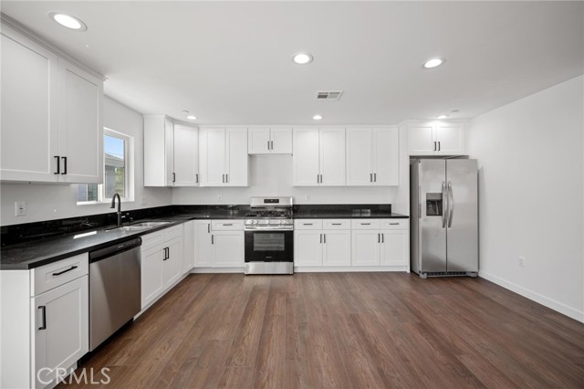 Detail Gallery Image 4 of 17 For 7443 Balcom Ave, Reseda,  CA 91335 - 3 Beds | 2 Baths