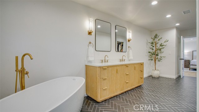 22914 Gershwin Drive, Woodland Hills CA: https://media.crmls.org/medias/46bc7ed2-9cd4-47ea-8077-db19c8d7d423.jpg